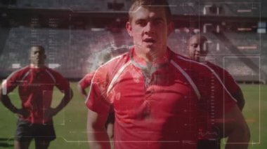 Spor stadyumundaki ragbi maçında veri işleme animasyonu. küresel spor, rekabet ve veri işleme kavramı dijital olarak oluşturulmuş video.