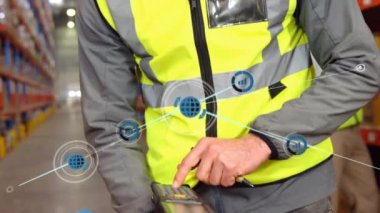 Depoda çalışan adam üzerindeki bağlantı ağının animasyonu. küresel gönderim, bağlantılar ve dijital arayüz konsepti dijital olarak oluşturulmuş video.