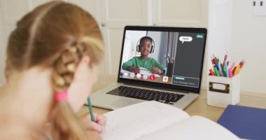 Okul arkadaşı ve internet sohbeti ile evde online ders için dizüstü bilgisayar kullanan kız öğrenci. küresel iletişim teknolojisi ve çevrimiçi ilköğretim konsepti, dijital kompozit video.