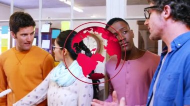 Ofiste konuşan iş arkadaşlarının üzerine dünyanın animasyonu. küresel iş, takım çalışması, bağlantılar, dijital arayüz ve teknoloji konsepti dijital olarak oluşturulmuş video.