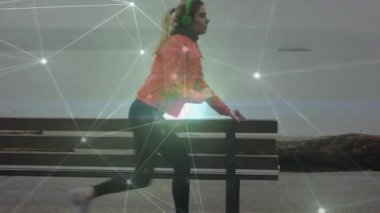 Bağlantılar ağının animasyonu ve egzersiz yapan bir kadın için veri işleme. global spor, fitness, sağlıklı yaşam tarzı ve dijital olarak üretilen veri işleme konsepti.