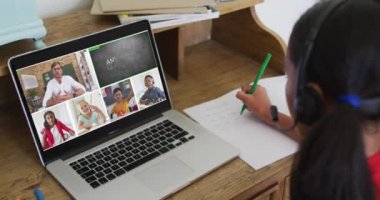 Evde online ders için dizüstü bilgisayar kullanan liseli kız, ekranda çeşitli öğretmenler ve sınıflar var. küresel iletişim teknolojisi ve çevrimiçi ilköğretim konsepti, dijital kompozit video.