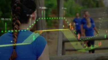 Engel parkurundaki bir grup kadın ve erkeğin veri işleme çalışmalarının animasyonu. spor ve yarışma konsepti dijital olarak oluşturulmuş video.