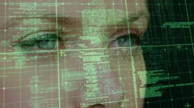 Şebeke üzerinden kadın gözlerine karşı veri işleme. siber güvenlik ve bilgisayar arayüzü teknolojisi kavramı