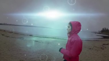 Bağlantılar ağının animasyonu ve koşan kadın hakkında veri işleme. global spor, fitness, sağlıklı yaşam tarzı ve dijital olarak üretilen veri işleme konsepti.