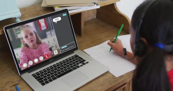Écolière Utilisant Ordinateur Portable Pour Leçon Ligne Maison Avec Son — Video