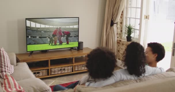 Composto Família Feliz Sentados Casa Juntos Assistindo Rugby Match Esportes — Vídeo de Stock