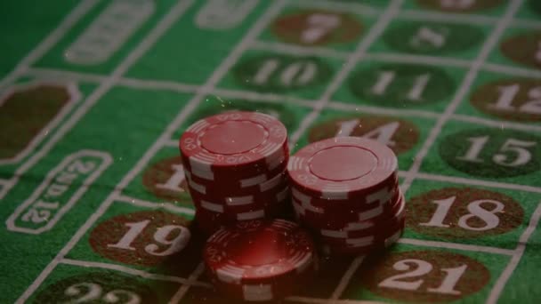 扑克牌上的白面动画掉到赌桌上的纸堆上 运气和金融概念 数码制作视频 — 图库视频影像