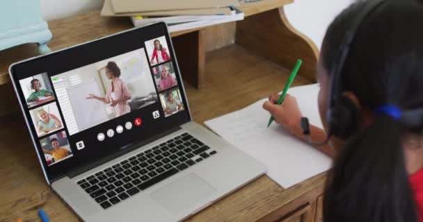 Školačka Používající Notebook Pro Online Lekci Doma Rozmanitým Učitelem Třídou — Stock video