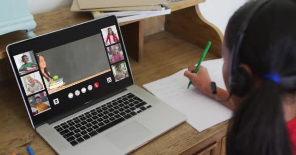 Школярка Використовує Ноутбук Онлайн Уроку Вдома Різноманітним Вчителем Класом Екрані — стокове відео