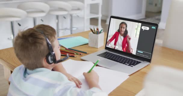 Schooljongen Die Laptop Gebruikt Voor Online Les Thuis Met Schoolvriend — Stockvideo