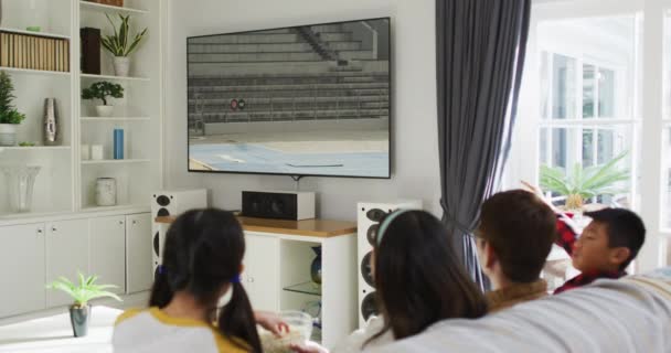 Compuesto Familia Feliz Sentados Casa Juntos Viendo Atletismo Evento Salto — Vídeos de Stock