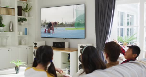 Compuesto Familia Feliz Sentados Casa Juntos Viendo Atletismo Corriendo Evento — Vídeos de Stock