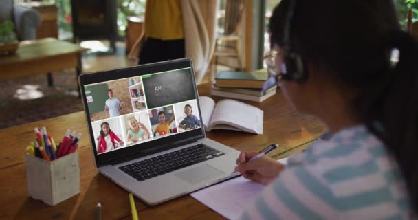 Schulmädchen Mit Laptop Für Online Unterricht Hause Mit Verschiedenen Lehrern — Stockvideo