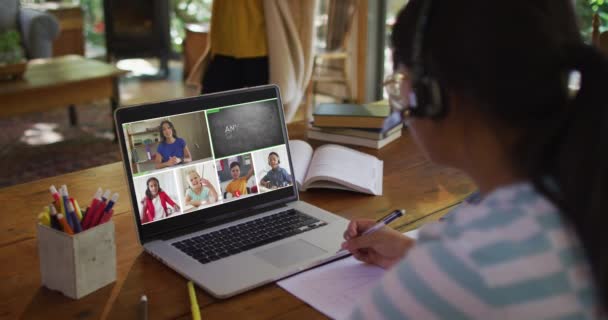 Estudante Usando Laptop Para Aula Line Casa Com Professor Diversificado — Vídeo de Stock