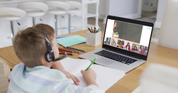 Studente Che Utilizza Computer Portatile Lezioni Online Casa Con Diversi — Video Stock