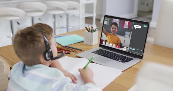 Schuljunge Mit Laptop Für Online Unterricht Hause Mit Schulfreund Und — Stockvideo