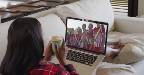 Sammansatt Kvinna Sitter Hemma Håller Kaffe Tittar Hockey Match Laptop — Stockvideo