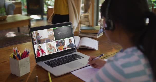 Studentessa Che Utilizza Computer Portatile Lezione Online Casa Con Diversi — Video Stock