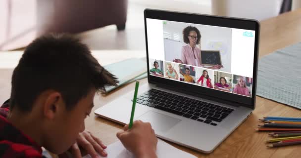 Školák Používá Notebook Pro Line Lekci Doma Různými Učiteli Třídy — Stock video