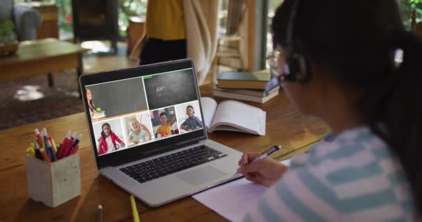 Školačka Používající Notebook Pro Online Lekci Doma Rozmanitým Učitelem Třídou — Stock video