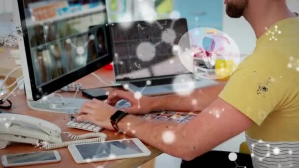 Ofisteki Adamının Dijital Veri Işleme Animasyonu Küresel Bağlantılar Teknoloji Konsepti — Stok video