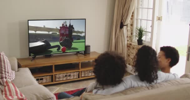 Kompozycja Szczęśliwej Rodziny Siedzącej Razem Domu Oglądającej Mecz Hokeja Telewizji — Wideo stockowe