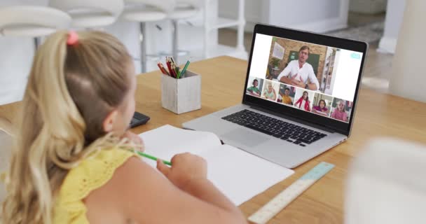 Skolflicka Använder Laptop För Online Lektion Hemma Med Olika Lärare — Stockvideo