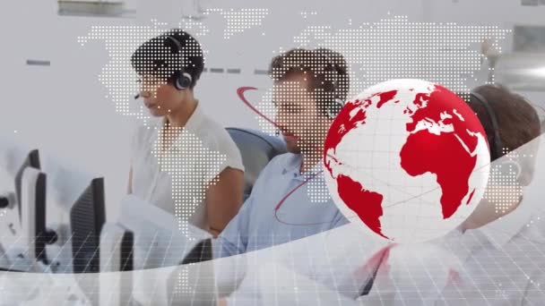 Animation Jordklotet Och Världskarta Över Affärsmän Som Bär Headset Global — Stockvideo