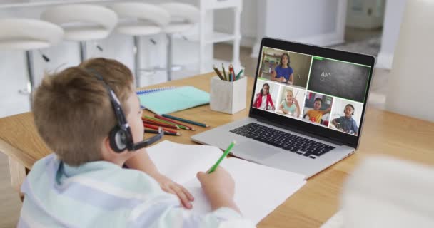 Colegial Que Utiliza Ordenador Portátil Para Lección Línea Casa Con — Vídeos de Stock
