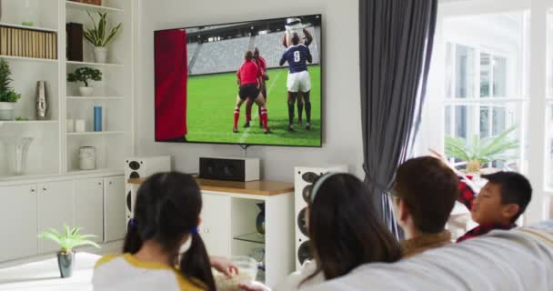 Compuesto Familia Feliz Sentados Casa Juntos Viendo Partido Rugby Televisión — Vídeos de Stock