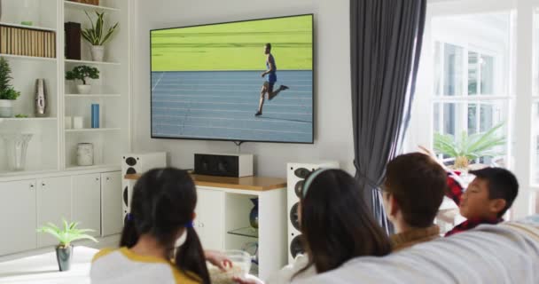 Compuesto Familia Feliz Sentados Casa Juntos Viendo Atletismo Corriendo Televisión — Vídeos de Stock