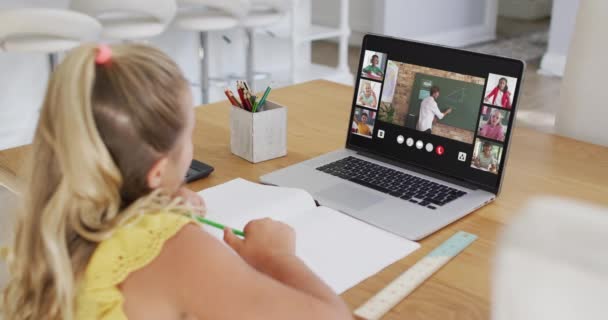 Compuesto Niña Que Utiliza Ordenador Portátil Para Lección Línea Casa — Vídeos de Stock