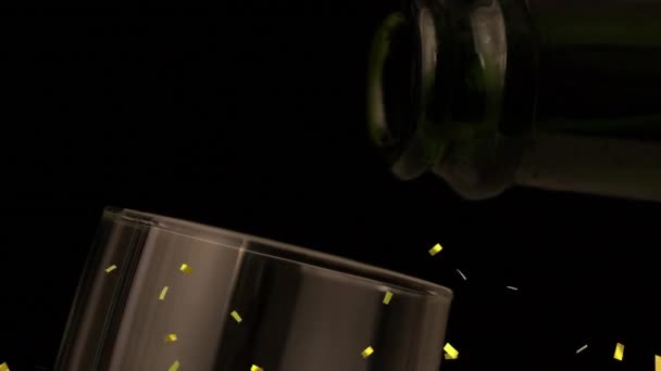 Şampanya Kadehinin Üzerine Düşen Altın Konfetilerinin Animasyonu Yeni Yıl Partisi — Stok video
