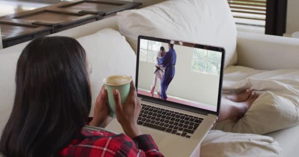 Composto Mulher Sentada Casa Segurando Café Assistindo Judô Jogo Laptop — Vídeo de Stock