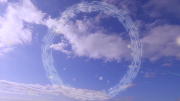 Animación Anillos Giratorios Destellos Sobre Brillante Cielo Azul Nublado Comunicación — Vídeo de stock