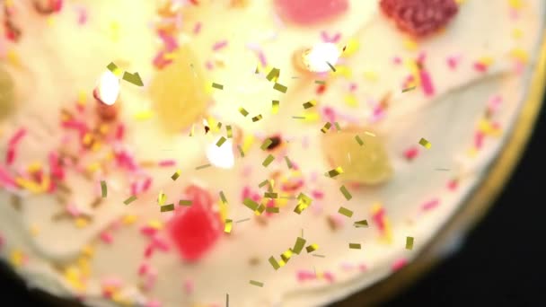 Animação Confetes Ouro Caindo Sobre Velas Acesas Bolo Aniversário Aniversário — Vídeo de Stock
