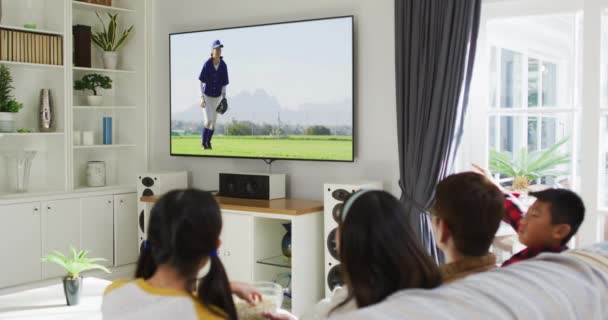 Kompozycja Szczęśliwej Rodziny Siedzącej Razem Domu Oglądającej Mecz Baseballa Telewizji — Wideo stockowe