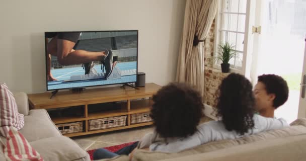 Composto Família Feliz Sentados Casa Juntos Assistindo Correr Evento Atletismo — Vídeo de Stock