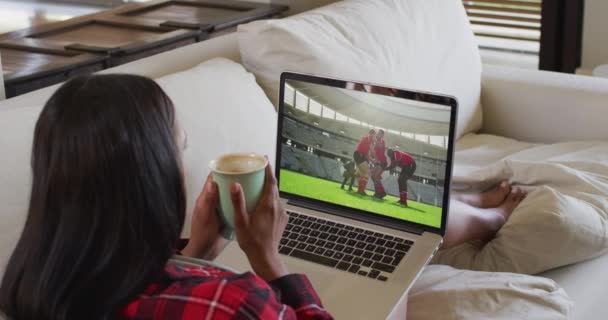 앉아서 커피를 랩탑에서 경기를 여자들로 구성된 스포츠 디지털 비디오 — 비디오