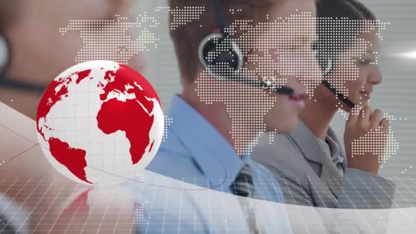 Animatie Van Wereldbol Wereldkaart Zakenmensen Met Headsets Wereldwijde Communicatie Business — Stockvideo