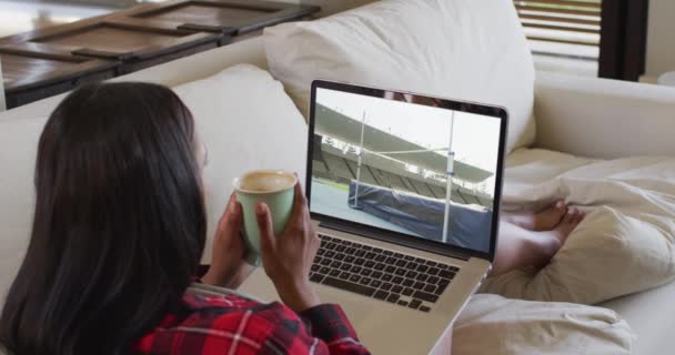 Kompozyt Kobiety Siedzącej Domu Oglądającej Kawę Laptopie Sport Konkurencja Rozrywka — Wideo stockowe
