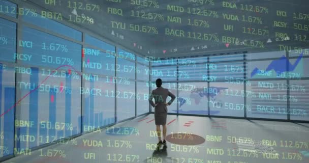 对女商人进行金融数据处理的激励 全球金融 数字接口和技术概念 — 图库视频影像