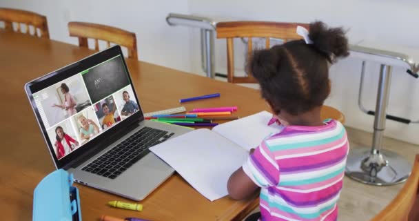 Estudante Usando Laptop Para Aula Line Casa Com Professor Diversificado — Vídeo de Stock