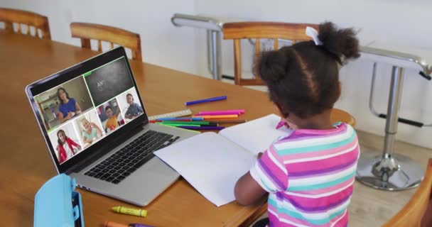 Schulmädchen Mit Laptop Für Online Unterricht Hause Mit Verschiedenen Lehrern — Stockvideo