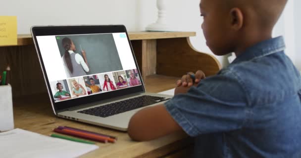 Vídeo Compuesto Niño Usando Ordenador Portátil Con Pantallas Diversas Clases — Vídeos de Stock