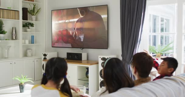Kompozyt Szczęśliwej Rodziny Siedzącej Razem Domu Oglądającej Wydarzenia Sportowe Telewizji — Wideo stockowe