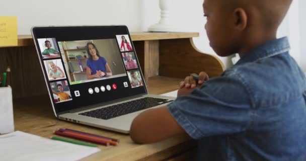 Samengestelde Video Van Jongen Met Behulp Van Laptop Met Interface — Stockvideo