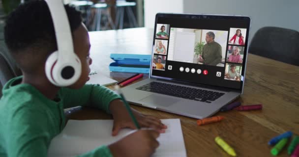 Schoolboy Använder Laptop För Online Lektion Hemma Med Olika Lärare — Stockvideo