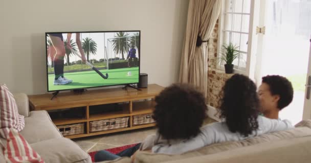 Compuesto Familia Feliz Sentados Casa Juntos Viendo Partido Hockey Televisión — Vídeo de stock